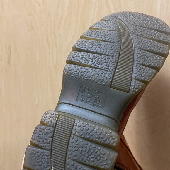 Get the LOOKS with these Dr.Martens boots
Brown, shiny, moto vibes. AW500 - Picture 6 of 6